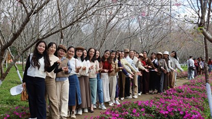 Hàng nghìn du khách đổ về Khu du lịch Măng Đen trong ngày đầu nghỉ lễ Tết Dương lịch