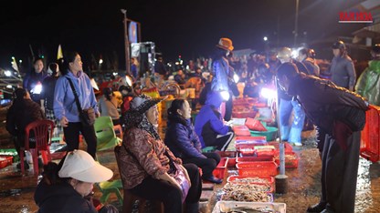 Nhộn nhịp chợ cá rạng sáng tại cảng Cửa Sót 