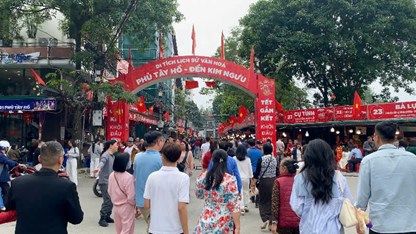 Phủ Tây Hồ tấp nập ngày đầu xuân Bính Ngọ 2026