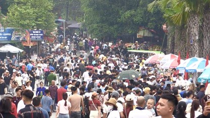 Rộn ràng bước chân hành hương Lễ hội Đền Hùng 2026