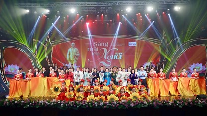Sâu lắng và hào hùng đêm nghệ thuật đặc biệt “Sáng mãi tên Người”