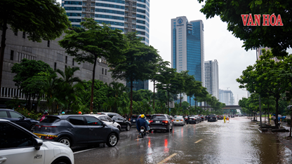 Hà Nội ngập sâu sau trận mưa lớn, lực lượng chức năng túc trực ứng phó
