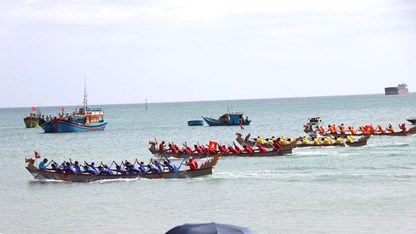 Khánh Hòa: Rộn ràng Lễ hội đua thuyền Rồng đầu Xuân Bính Ngọ