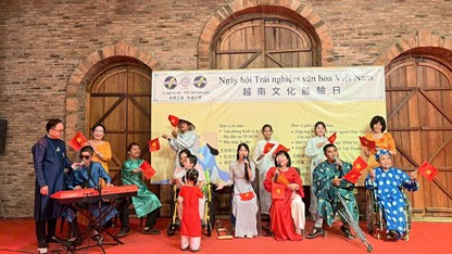 Cộng đồng Đài Loan (Trung Quốc) trải nghiệm văn hóa Việt tại Bảo tàng Áo Dài