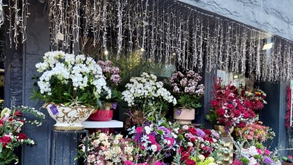 Thị trường quà tặng 8.3: Rạng rỡ hoa tươi thiết kế, đa dạng hoa sáp đóng hộp