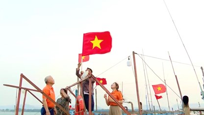 Trao tặng hàng nghìn lá cờ và sinh kế cho ngư dân, gia đình chính sách miền Trung