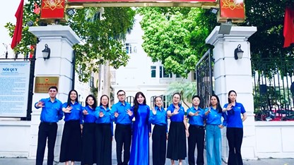  Đoàn thanh niên Bộ VHTTDL đồng diễn ca khúc chính thức của Đại hội đại biểu toàn quốc Đoàn TNCS Hồ Chí Minh lần thứ XIII