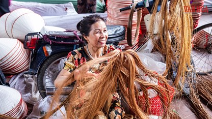 Ghé thăm phiên chợ nón làng Chuông