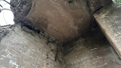 Di tích quốc gia đặc biệt núi Non Nước bị xâm hại bởi nạn viết, vẽ bậy