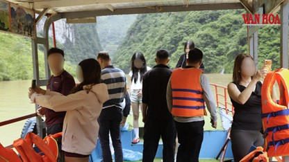 Du khách liều mình cởi áo phao khi tham quan sông Nho Quế mùa mưa lũ