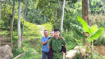 Lào Cai: Cán bộ, chiến sĩ Công an xã Văn Bàn tận tình hỗ trợ thân nhân liệt sĩ lấy mẫu ADN