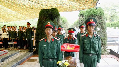 Truy điệu, an táng 2 hài cốt liệt sĩ tại Nghĩa trang Liệt sĩ Độc Lập