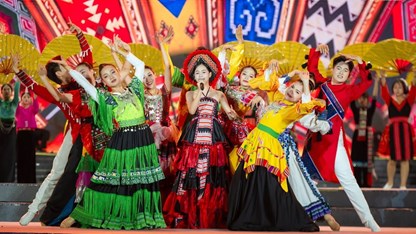 Thổ cẩm hội tụ sắc màu di sản tại Mộc Châu