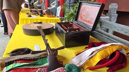 Bộ sưu tập vật phẩm độc nhất vô nhị trong nghi lễ hầu đồng