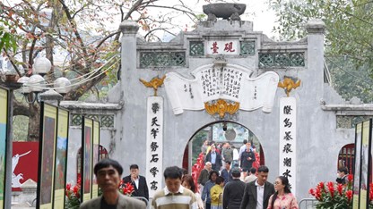 Thong dong tìm “lộc” bình an ngày mùng 1 Tết