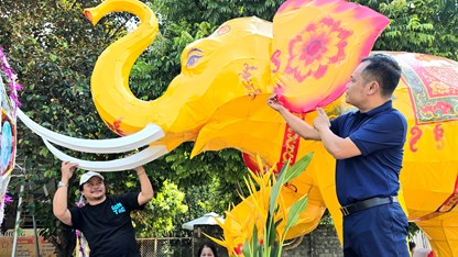 Thổi hồn lịch sử xứ Đoài vào mô hình đèn Trung thu voi chiến