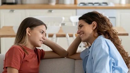 Cha mẹ chọn “làm bạn” với con để giữ kết nối trong thời hiện đại