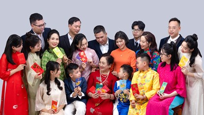 Hạnh phúc không ở “hợp tuổi”, mà ở cách một người đàn ông đối xử với vợ