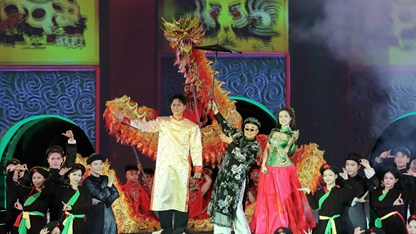  NSƯT Xuân Hinh, Đức Phúc, Hòa Minzy khuấy động sân khấu khai mạc Lễ hội Văn hóa thế giới tại Hà Nội 2026