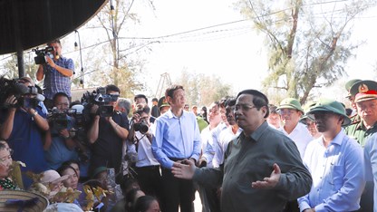 Làng biển gượng dậy sau bão