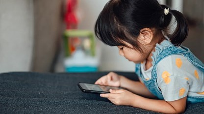 Trẻ được phép và không được phép dùng điện thoại từ nhỏ lớn lên sẽ khác nhau một trời một vực