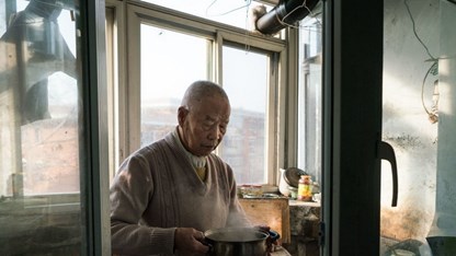 Sống đến 55 tuổi mới biết: Nếu không muốn về già cô đơn, có 3 việc KHÔNG THỂ làm