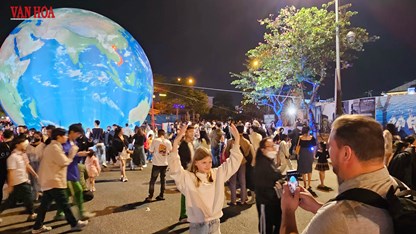 Du khách nô nức check-in “Đại lộ Đà Nẵng” đón năm mới 2026