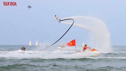 Mãn nhãn màn trình diễn flyboard trên biển Đà Nẵng