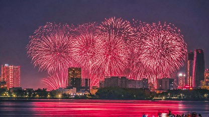 Mãn nhãn màn trình diễn pháo hoa của đội Bồ Đào Nha và Trung Quốc