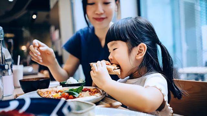 Trẻ sau này có thành đạt hay không, nhìn cách ăn uống cũng có thể đoán ra: Tuyệt đối đừng xem nhẹ!