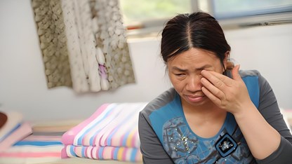 Ngồi cạnh con nhưng phải nhắn tin để được trả lời: Nỗi buồn của người mẹ “mù công nghệ” trong căn nhà hiện đại