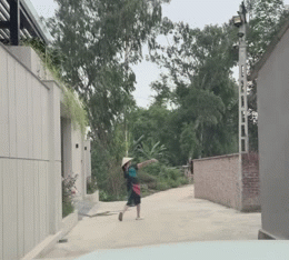 Mẹ đội nón lá, nhảy múa trước biệt thự đón con gái: Mỗi lần về một kiểu chào khác nhau