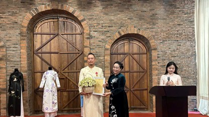 Bảo tàng Áo Dài tiếp nhận hiện vật áo dài do NTK Võ Việt Chung trao tặng