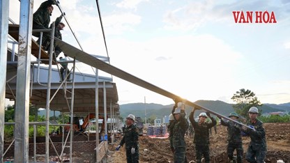 48 học viên Học viện Hậu cần gác đồ án, giúp dân dựng nhà sau lũ