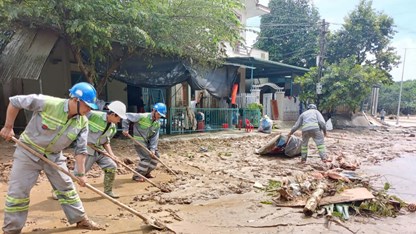 Quảng Ngãi xử lý môi trường, dọn vệ sinh sau lũ