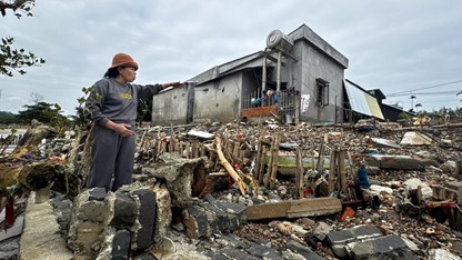 Người dân ven biển bất an khi nhà cửa đứng trước nguy cơ bị “xóa sổ”