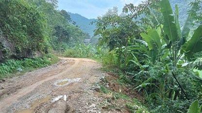 Vì sao tuyến đường vào Hang Co Phương làm xong nền từ năm 2018 vẫn dang dở?