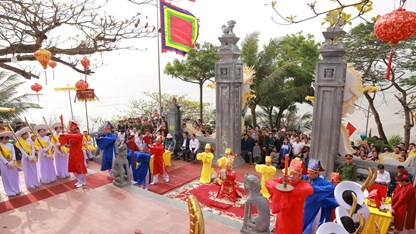 Độc đáo tục “chạy ói, tung kiệu” ở ngôi đền linh thiêng bậc nhất xứ Nghệ