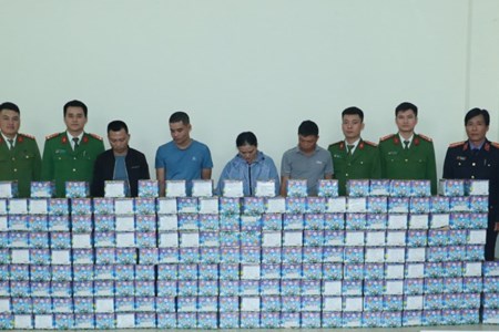 Triệt phá đường dây mua bán trái phép hơn 4 tạ pháo nổ - Anh 1