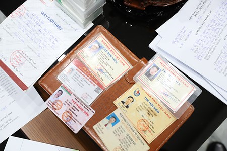 Khởi tố nhóm mạo danh nhà báo “bảo kê” xe vi phạm, thu lợi mỗi tháng hơn 1 tỉ đồng - Anh 3