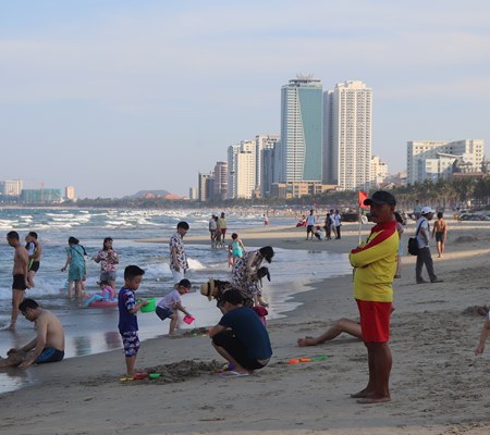Quang Binh gong minh vuot qua mua lu lich su - Anh 1