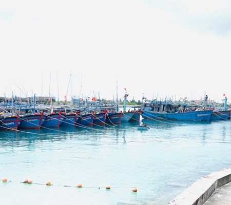 Điểm tựa của ngư dân giữa đảo xa - Anh 2