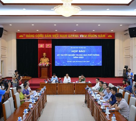 Kỳ thi tốt nghiệp THPT quốc gia năm 2023: Không nhiều áp lực, nhưng vẫn còn sự cố - Anh 3