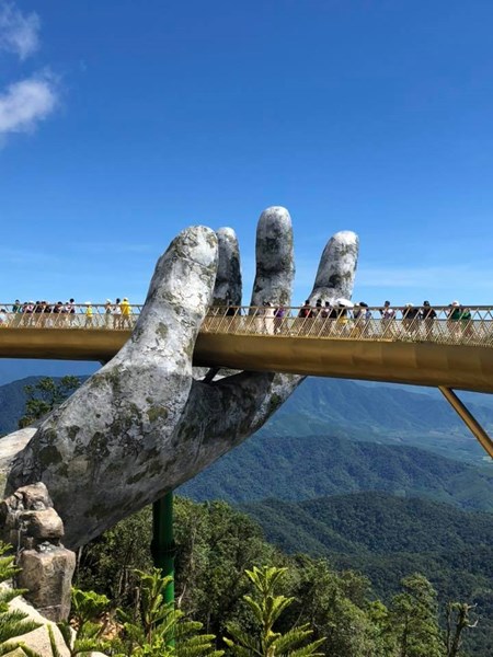 Hai “ông lớn” giới truyền thông quốc tế cùng đưa cầu Vàng vào top ảnh ấn tượng của năm - Anh 1