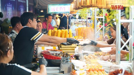 Thưởng thức món ngon tại Ngày hội Văn hóa Ẩm thực Huế