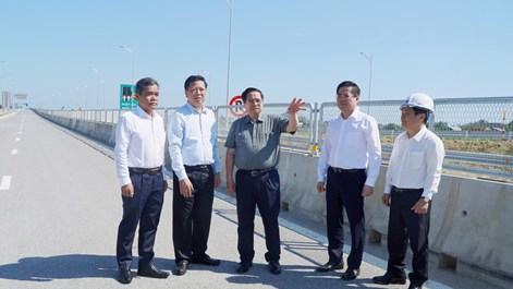 Thủ tướng Phạm Minh Chính kiểm tra cao tốc Quảng Ngãi – Hoài Nhơn, thúc tiến độ về đích đúng hẹn
