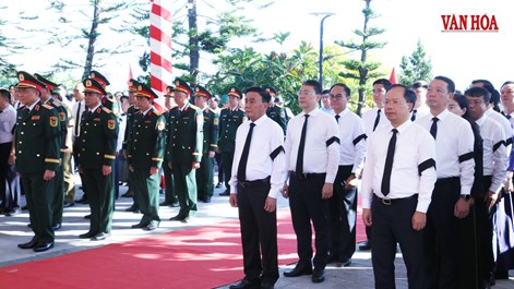 Thường trực Ban Bí thư Trần Cẩm Tú dự lễ truy điệu, an táng liệt sĩ tại Hà Tĩnh