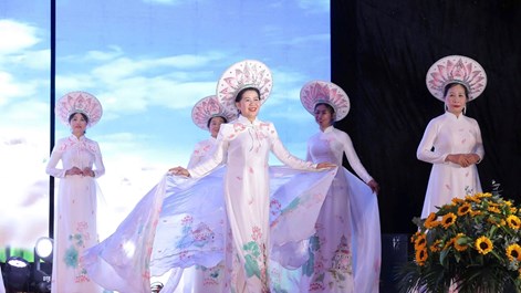 Di sản chùa Đậu trở thành cảm hứng cho bộ sưu tập áo dài của NTK Lanise