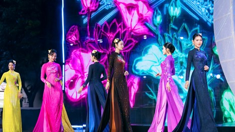 Đỗ Trịnh Hoài Nam đưa cảm hứng tranh đá quý Yên Bái vào áo dài