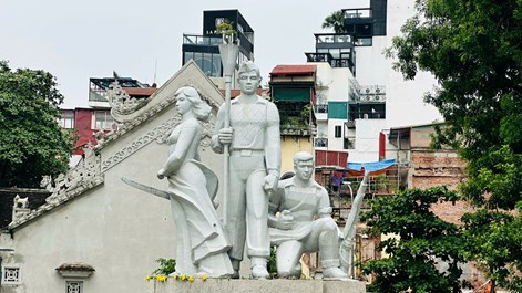 Du khách check-in bên Tượng đài “Quyết tử để Tổ quốc quyết sinh” 